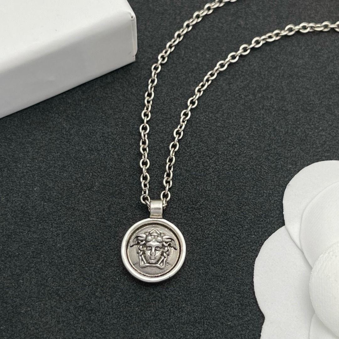 Versace Medusa 銀色頸鏈outlet （分類：頸鍊）位於 Hong Kong。 由 jlievarese91156 提交（商品編號 1463011577，圖片 7）。簡介： 。
