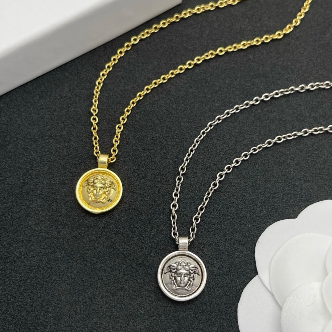 Versace Medusa 銀色頸鏈outlet （分類：頸鍊）位於 Hong Kong。 由 jlievarese91156 提交（商品編號 1463011577，圖片 4）。簡介： 。