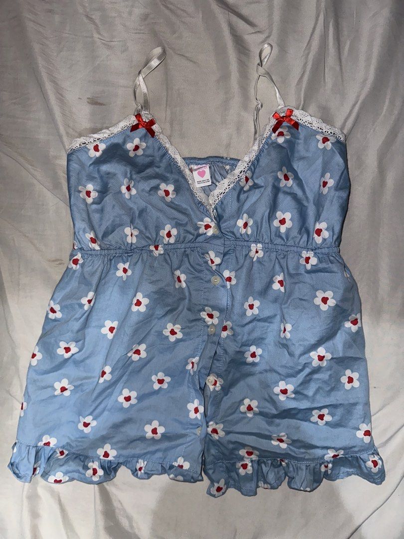 Vesconki Blue Daisy Print Top (Category: Sleeveless) located in Manila. Submitted by etain.xo (Listing ID 1463008736, Image 1). Description: - Adorable blue top with a charming daisy print. - Features delicate white lace trim. - Sweet red bow details on the straps. - Convenient button-up front closure. - Flirty ruffled hemline. - Fits small to medium.