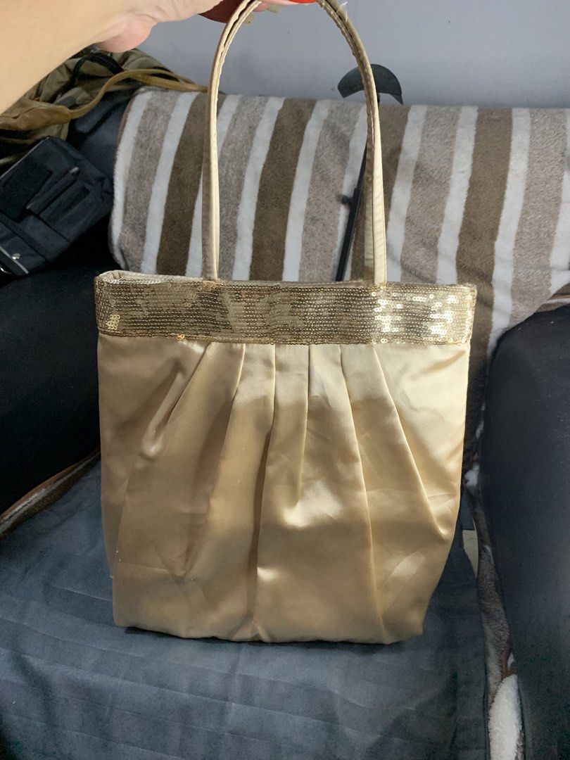 Via Demizon DOUX tote bag (Category: Tote Bags) located in Cabanatuan. Submitted by mjluxxejapan (Listing ID 1462997975, Image 1). Description: Fixed price good cond bit sign of aged. Mganda makapal quality approx 11”x10” meas .