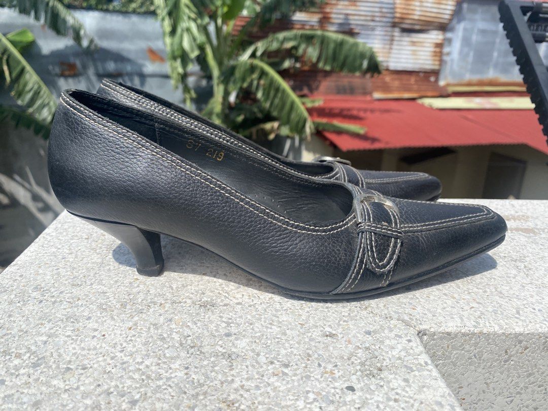Via Venetto Black Leather Kitten Heels Size 7.5 (Category: Heels) located in Las Pinas. Submitted by makingspace24 (Listing ID 1462937310, Image 2). Description: - Brand: Via Veneto - Color: Black - Material: Leather - Style: Kitten Heels - Toe: Pointed - Details: Decorative buckle, white contrast stitching - Heel Height: Approx. 2 inches - Size: 7.5.
