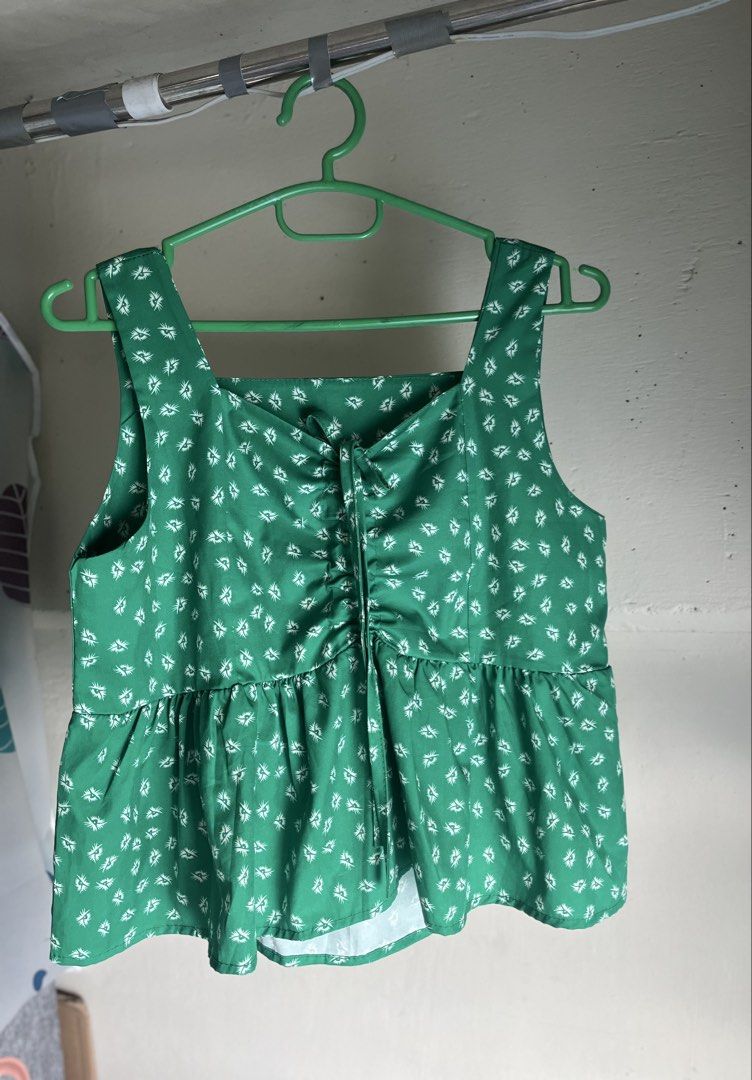 Vibrant Green Top (Category: Sleeveless) located in Manila. Submitted by dayclutter (Listing ID 1463006943, Image 1). Description: Fit to Medium-Large.