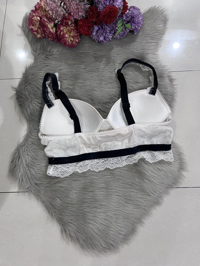 Victoria’s Secret bralette (Category: Undergarments & Loungewear) located in Manila. Submitted by sahm_shopfashion (Listing ID 1462979781, Image 2). Description: Push up Small.