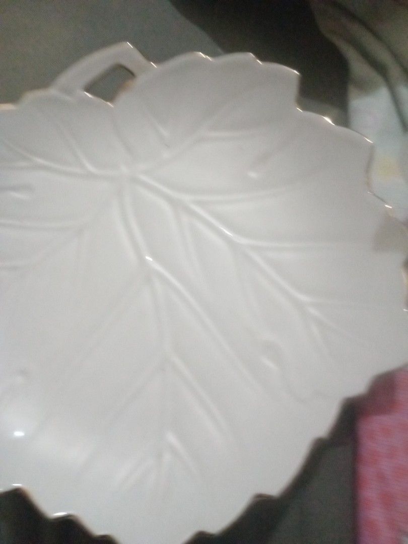Vinatage mapple leaf desgn 1 serving plate and 5 pcs saucer (Category: Other Kitchenware & Tableware) located in Manila. Submitted by padillahe35291 (Listing ID 1462918521, Image 2). Description: 8 inches x 2 deep serving plate gold rim.