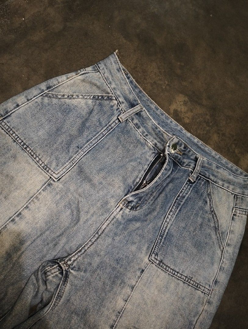 Vintage Double Patch-Pocket Barrel Jeans (Category: Jeans) located in Valenzuela. Submitted by euniverse888 (Listing ID 1462964369, Image 3). Description: Measurements: W 33" | L 37.5" | Thigh 12" | Hem 9.5" Price: 200 Condition: 🌸: Soft denim 🌸: Issue: Minor fraying on waist and hems (vintage look) 🌸: Nalabahan na.