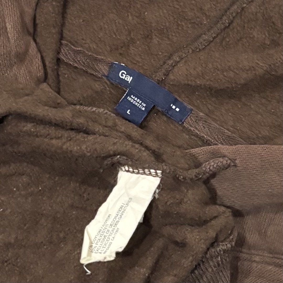Vintage gap choco brown hoodie (Category: Coats, Jackets and Outerwear) located in Cebu City. Submitted by florianmiral (Listing ID 1463086042, Image 3). Description: Vintage gap choco brown hoodie Excellent condition Large W 25 L 26.