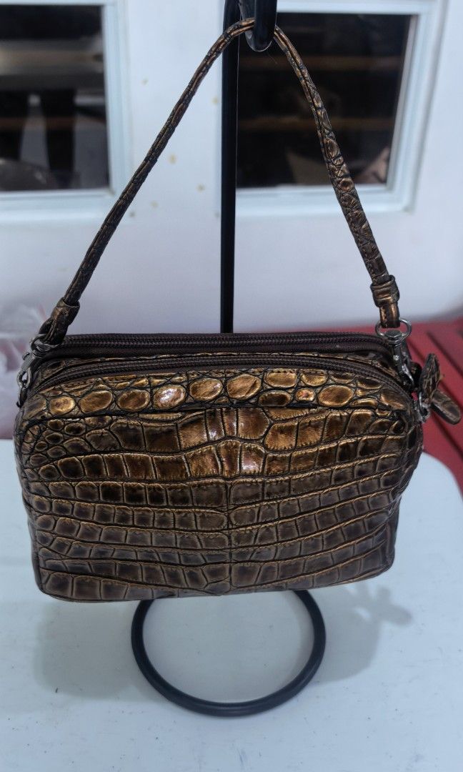 Vintage Metallic croc belly (Category: Shoulder Bags) located in Tuguegarao City. Submitted by zenphoenix-7ad615 (Listing ID 1462993195, Image 2). Description: Metallic croc belly handbag Flaw madumi. Loob.