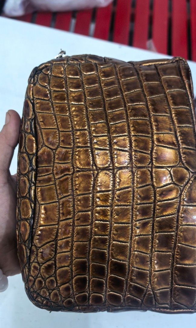 Vintage Metallic croc belly (Category: Shoulder Bags) located in Tuguegarao City. Submitted by zenphoenix-7ad615 (Listing ID 1462993195, Image 3). Description: Metallic croc belly handbag Flaw madumi. Loob.