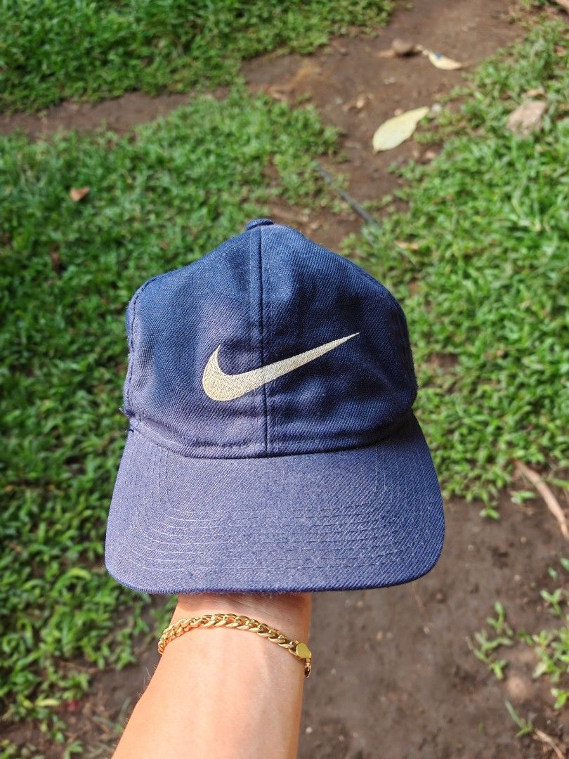 Vintage Nike (Category: Caps & Hats) located in Santa Cruz. Submitted by ukayhuntworldwide (Listing ID 1462887598, Image 1). Description: .