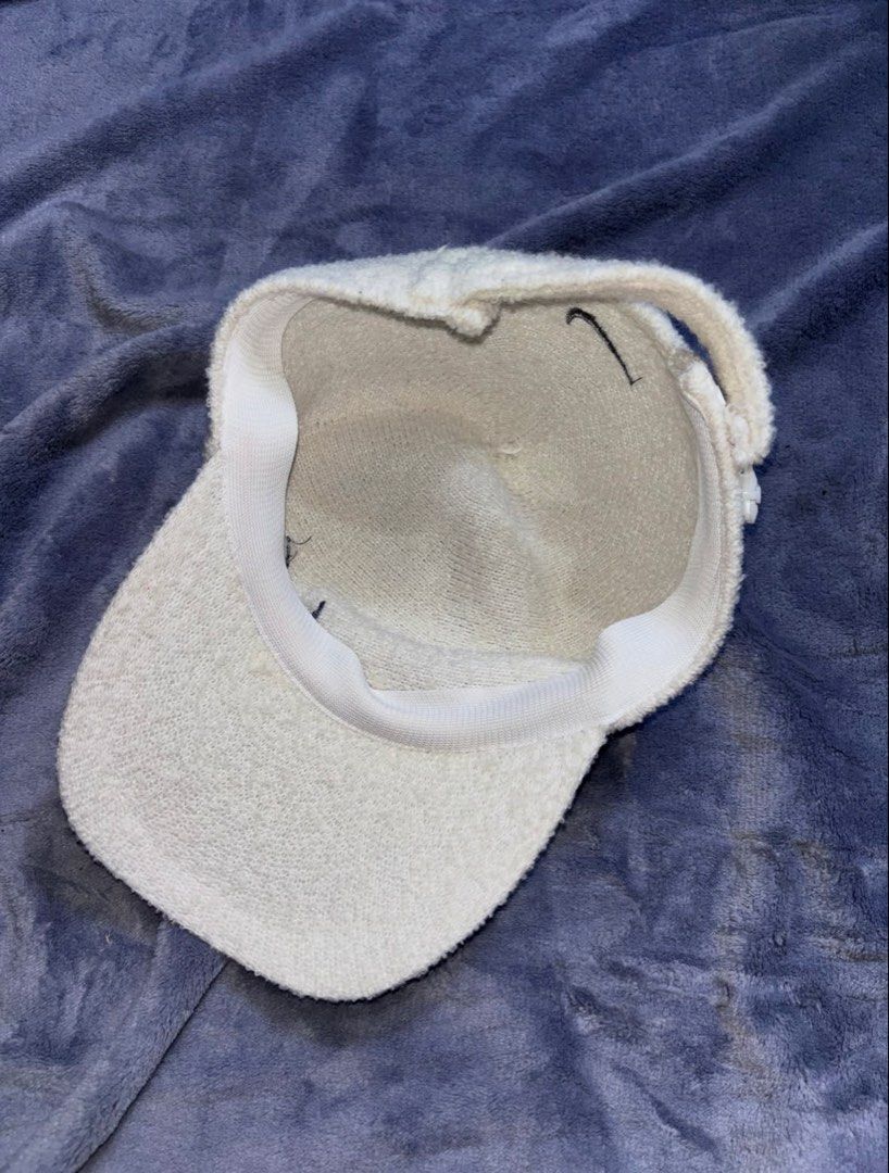 Vintage Nike sherpa cap (Category: Caps & Hats) located in San Pedro. Submitted by classychic.couture (Listing ID 1462935755, Image 2). Description: - Womens OSFA .