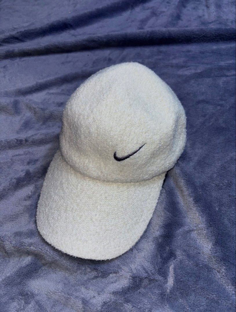 Vintage Nike sherpa cap (Category: Caps & Hats) located in San Pedro. Submitted by classychic.couture (Listing ID 1462935755, Image 1). Description: - Womens OSFA .