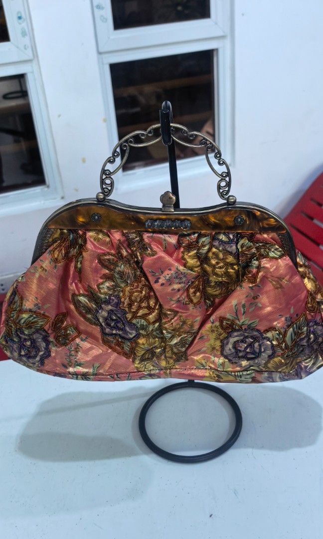 Vintage party Bag with chain (Category: Clutches) located in Tuguegarao City. Submitted by zenphoenix-7ad615 (Listing ID 1462995619, Image 3). Description: Vintage party beads bag With chain sling Flaw madumi loob.