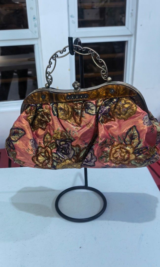 Vintage party Bag with chain (Category: Clutches) located in Tuguegarao City. Submitted by zenphoenix-7ad615 (Listing ID 1462995619, Image 1). Description: Vintage party beads bag With chain sling Flaw madumi loob.