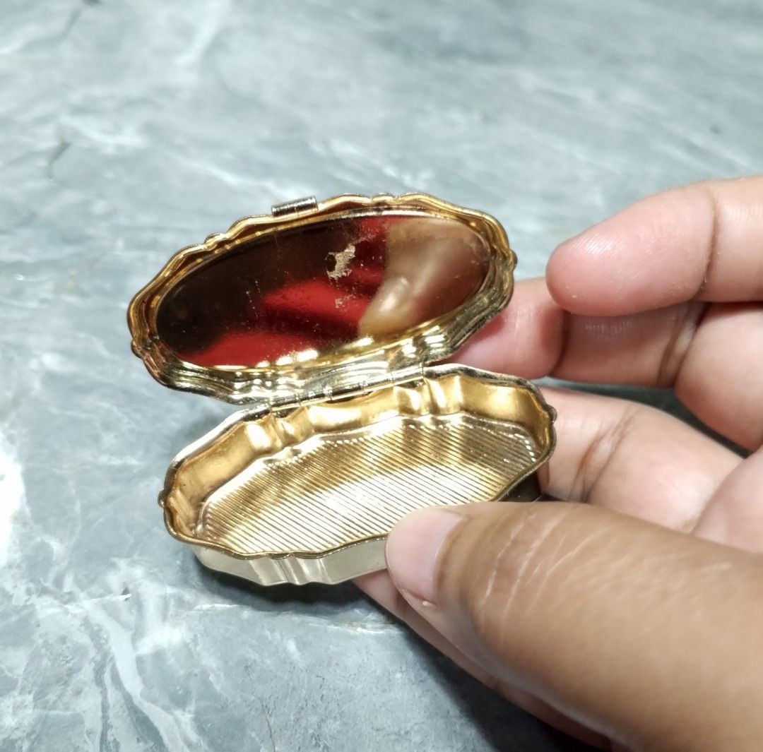 Vintage Pill Box (Category: Vintage Collectibles) located in Bocaue. Submitted by riza_olshoppe (Listing ID 1463007404, Image 3). Description: Vintage Pill Box.