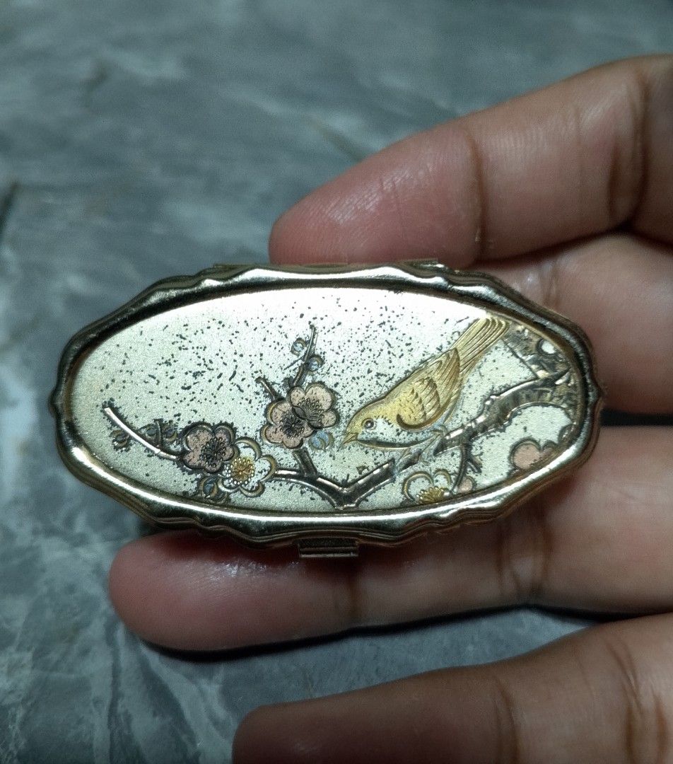 Vintage Pill Box (Category: Vintage Collectibles) located in Bocaue. Submitted by riza_olshoppe (Listing ID 1463007404, Image 1). Description: Vintage Pill Box.