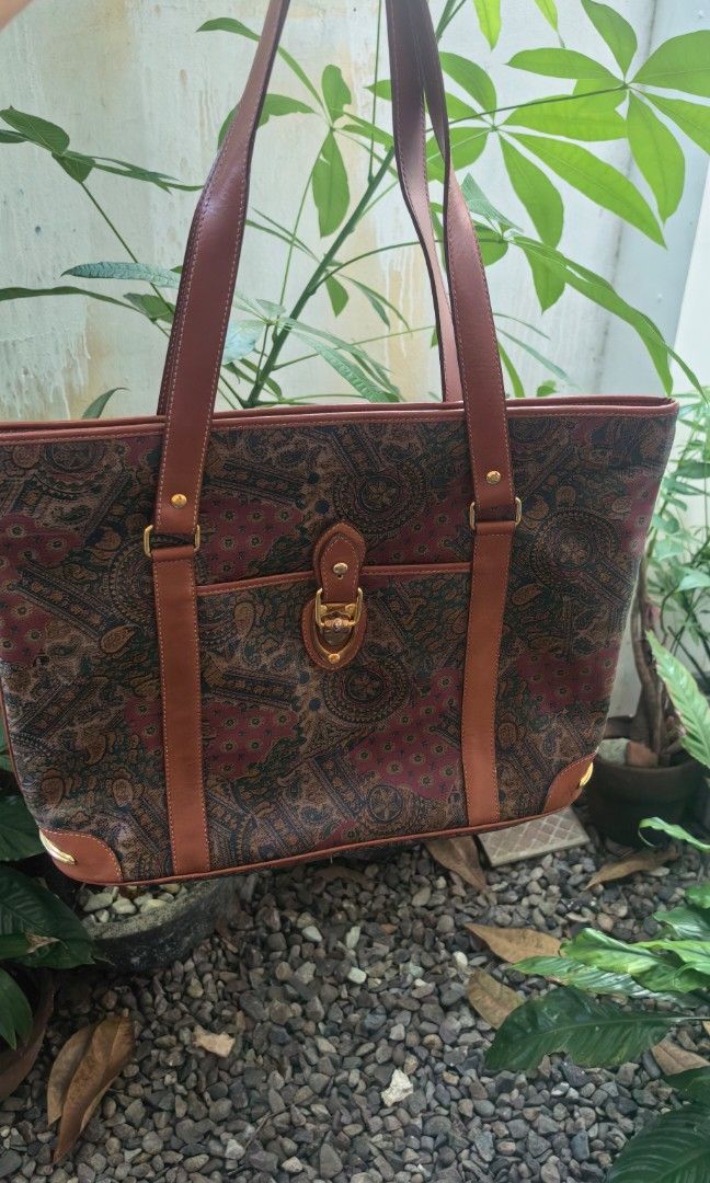 Vintage tote leather shoulder bag (Category: Tote Bags) located in Tuguegarao City. Submitted by zenphoenix-7ad615 (Listing ID 1462981482, Image 2). Description: Vintage tote bag Fits long bondpaper.