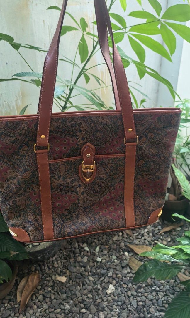 Vintage tote leather shoulder bag (Category: Tote Bags) located in Tuguegarao City. Submitted by zenphoenix-7ad615 (Listing ID 1462981482, Image 1). Description: Vintage tote bag Fits long bondpaper.