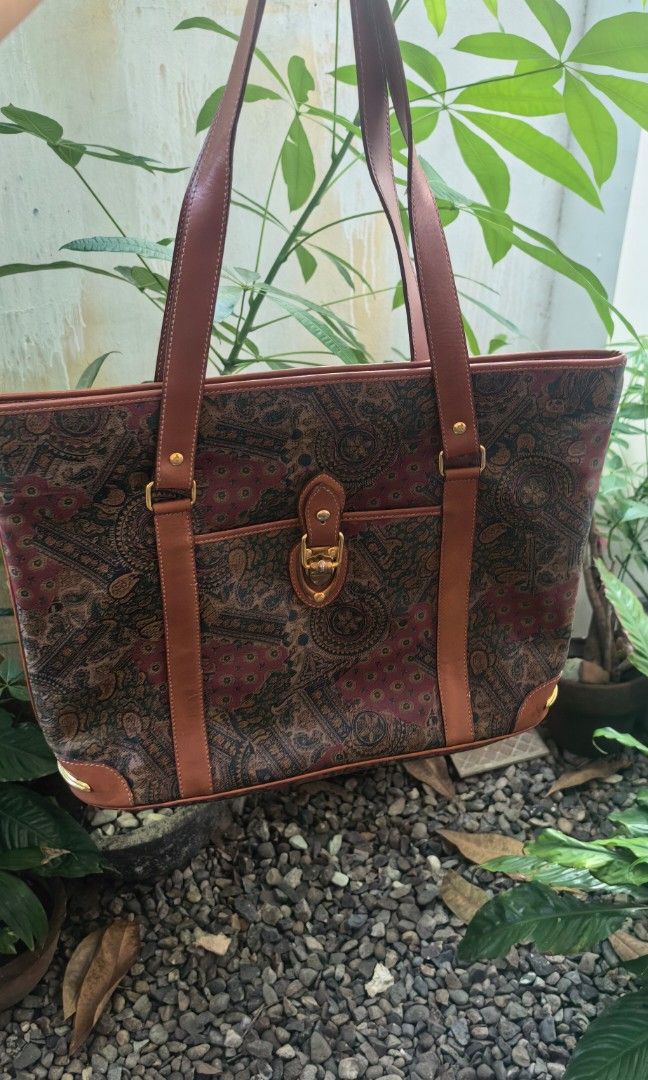 Vintage tote leather shoulder bag (Category: Tote Bags) located in Tuguegarao City. Submitted by zenphoenix-7ad615 (Listing ID 1462981482, Image 3). Description: Vintage tote bag Fits long bondpaper.