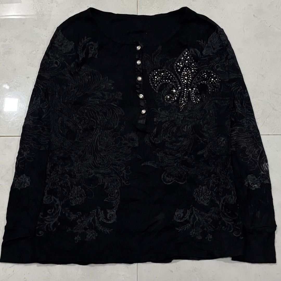 Vintage y2k long sleeve (Category: Longsleeves) located in Cebu City. Submitted by florianmiral (Listing ID 1463085909, Image 1). Description: Vintage y2k long sleeve Very good condition due to holes, please check last picture Small W 18 L 24.