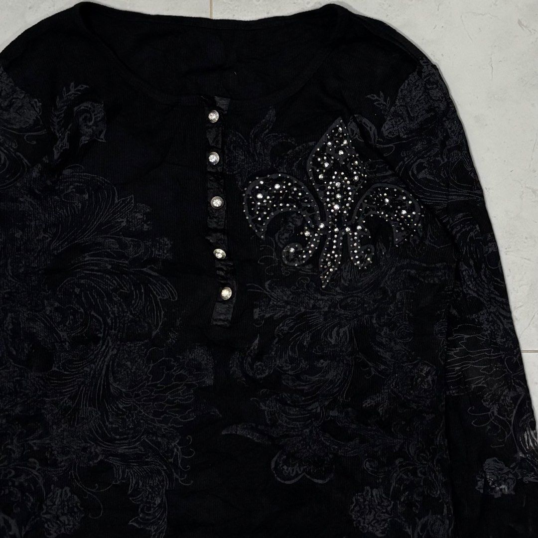 Vintage y2k long sleeve (Category: Longsleeves) located in Cebu City. Submitted by florianmiral (Listing ID 1463085909, Image 2). Description: Vintage y2k long sleeve Very good condition due to holes, please check last picture Small W 18 L 24.