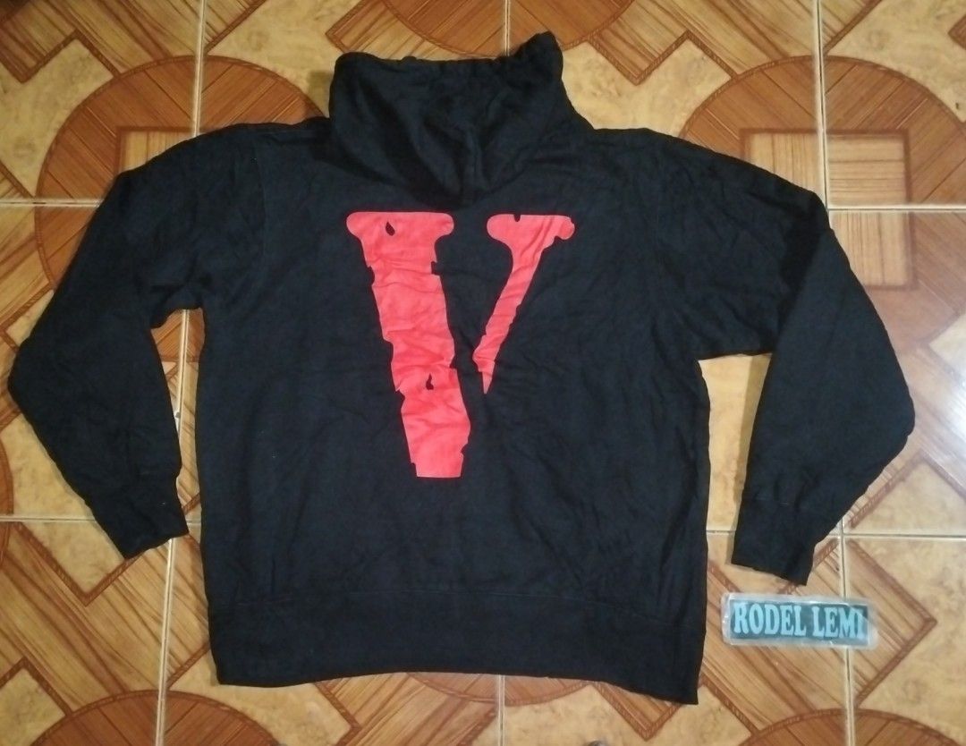 Vlone hoodie (Category: Coats, Jackets and Outerwear) located in Bulacan. Submitted by ryldeal030912 (Listing ID 1463024388, Image 2). Description: excellent condition xl 25" width 29" lenght.