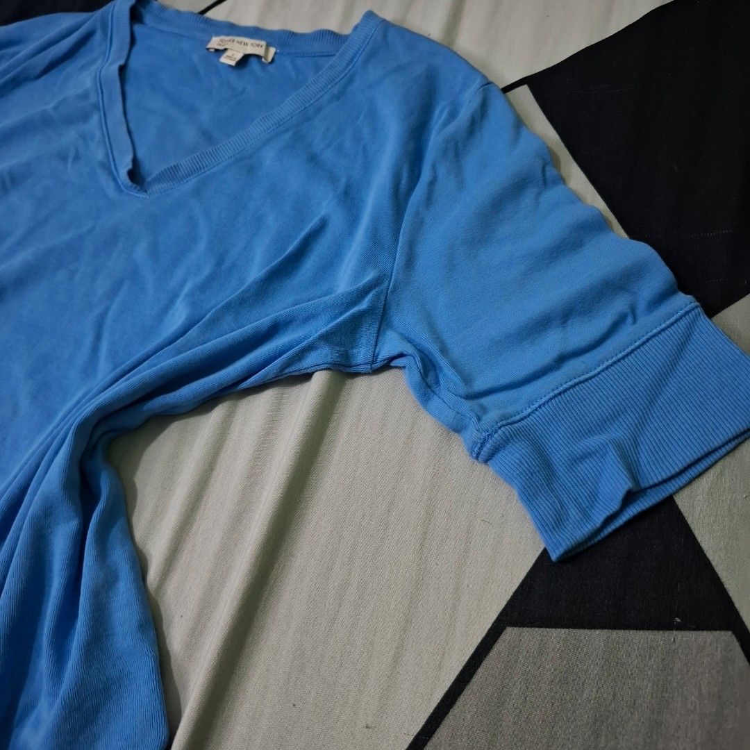 V-neck top (Category: Activewear) located in Adams. Submitted by frog_and_clover (Listing ID 1462921720, Image 3). Description: Blue v-neck top, can fit small to medium size..