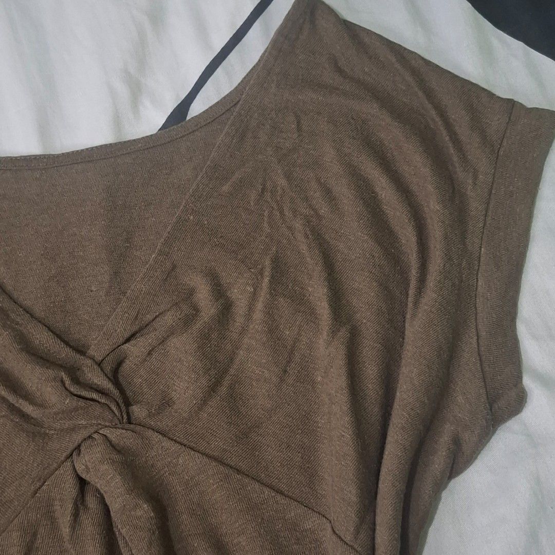V-neck women's top (Category: Activewear) located in Adams. Submitted by frog_and_clover (Listing ID 1462922180, Image 2). Description: brown V-neck top, good condition, what you see is what you get, can fit small to medium size. brand: Banana Republic.