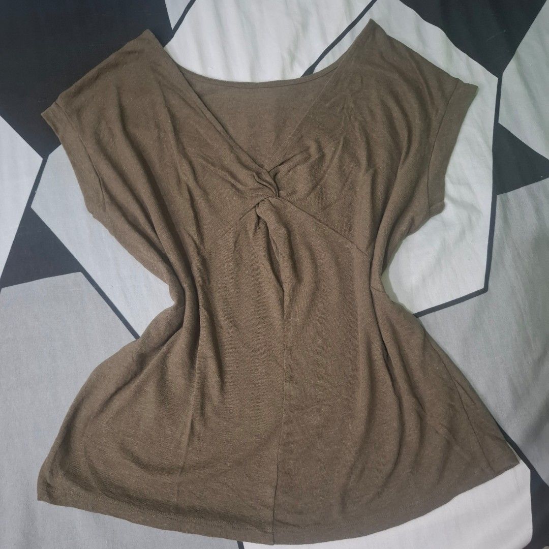 V-neck women's top (Category: Activewear) located in Adams. Submitted by frog_and_clover (Listing ID 1462922180, Image 1). Description: brown V-neck top, good condition, what you see is what you get, can fit small to medium size. brand: Banana Republic.