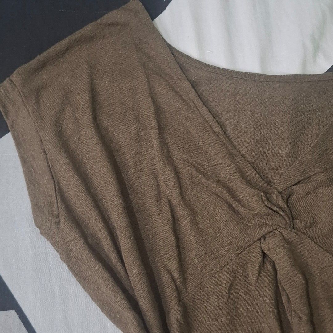 V-neck women's top (Category: Activewear) located in Adams. Submitted by frog_and_clover (Listing ID 1462922180, Image 3). Description: brown V-neck top, good condition, what you see is what you get, can fit small to medium size. brand: Banana Republic.