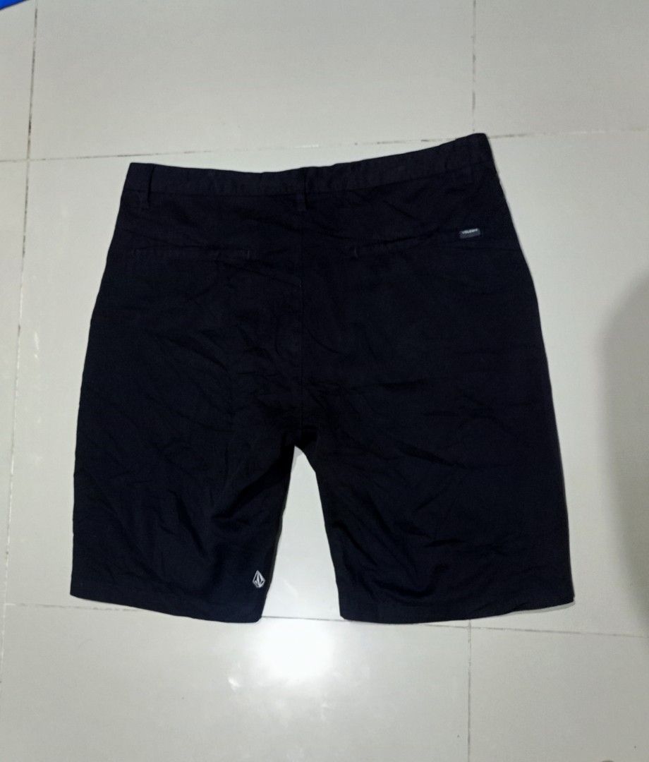 Volcom Black Chino Shorts size 38 (Category: Shorts) located in Taguig. Submitted by mvdsh0p2022 (Listing ID 1463024062, Image 1). Description: - Black Volcom shorts - Button fly with zip closure - Two side pockets - Two back pockets - Small Volcom logo embroidered on left leg hem - Volcom tag on back right pocket - Ideal for casual wear Volcom Chino Short Size 36-38 Length 22 Color rate 9.9/10 New condition 500 free ship Via Jnt We can do video 