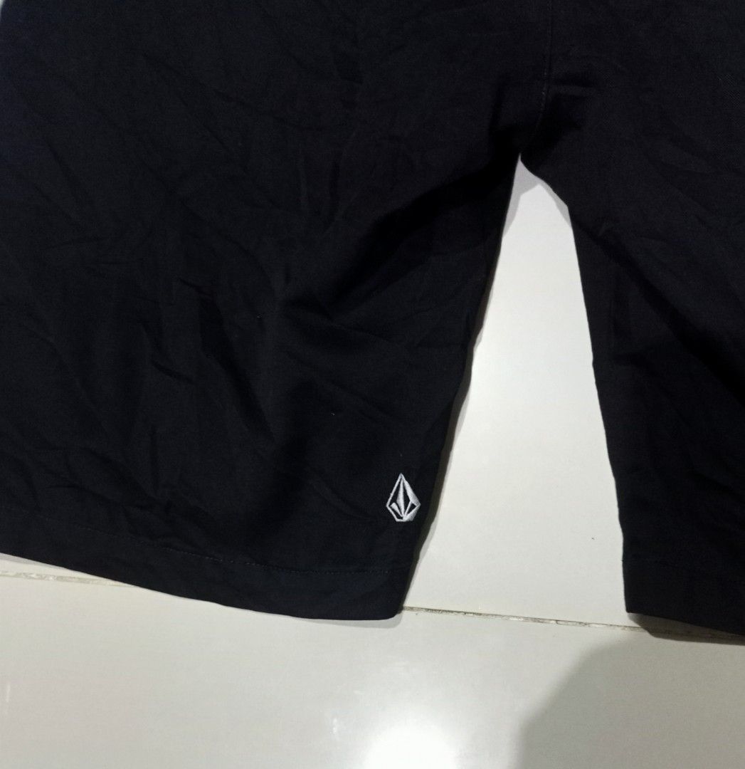 Volcom Black Chino Shorts size 38 (Category: Shorts) located in Taguig. Submitted by mvdsh0p2022 (Listing ID 1463024062, Image 3). Description: - Black Volcom shorts - Button fly with zip closure - Two side pockets - Two back pockets - Small Volcom logo embroidered on left leg hem - Volcom tag on back right pocket - Ideal for casual wear Volcom Chino Short Size 36-38 Length 22 Color rate 9.9/10 New condition 500 free ship Via Jnt We can do video 