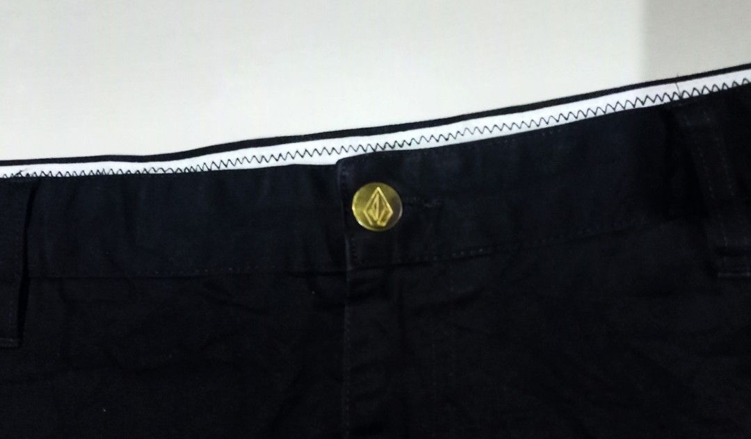 Volcom Black Chino Shorts size 38 (Category: Shorts) located in Taguig. Submitted by mvdsh0p2022 (Listing ID 1463024062, Image 2). Description: - Black Volcom shorts - Button fly with zip closure - Two side pockets - Two back pockets - Small Volcom logo embroidered on left leg hem - Volcom tag on back right pocket - Ideal for casual wear Volcom Chino Short Size 36-38 Length 22 Color rate 9.9/10 New condition 500 free ship Via Jnt We can do video 