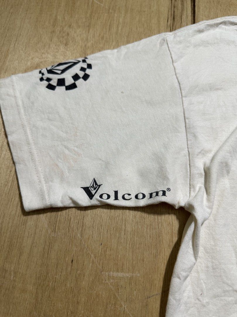 Volcom Shirt (Category: Tshirts & Polo Shirts ) located in Bacolod City. Submitted by dannnsoy (Listing ID 1462912582, Image 3). Description: Volcom Shirt “Vintage mid to late 90s” •In good condition •Dimension: 19” x 27.5” •Issue: Needs wash •Price: 899 only 📍Note: Color may vary to due lighting and camera resolution. .