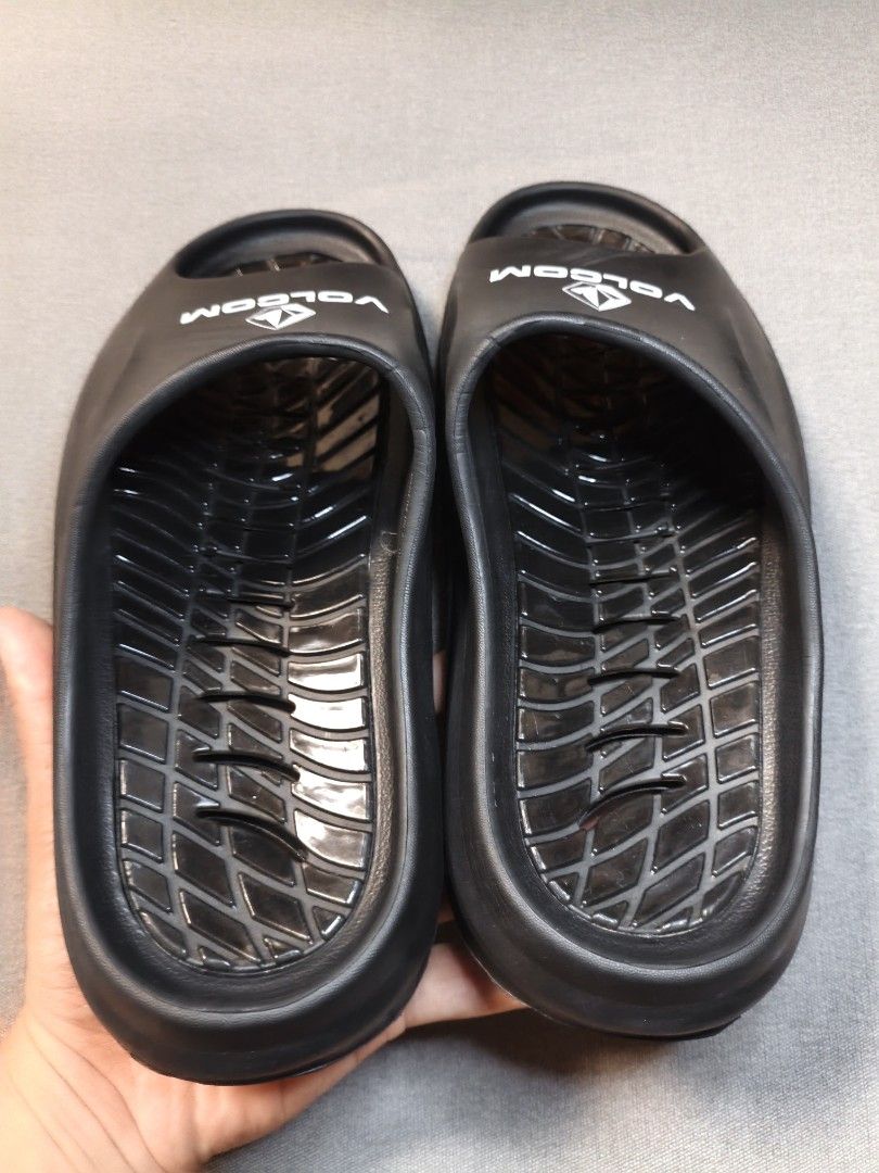 Volcom Slippers (Category: Slippers & Slides) located in Cabuyao City. Submitted by wardsole (Listing ID 1462972135, Image 2). Description: Volcom Slippers Super comfy ang lambot Excellent condition Size 40-41 No hard issue just a minimal scratchs Hindi malalim check all pictures - 899.
