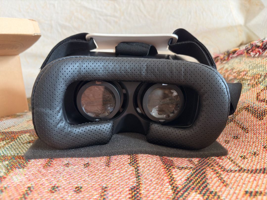 VR headseat with freebies (Category: Other Accessories) located in Quezon City. Submitted by seanshobbycorner (Listing ID 1462923401, Image 3). Description: used a few times but well maintained RFS: tambak lang / decluttering Loc: QC near Banawe Payment: Gcash Shipping shouldered by buyer.
