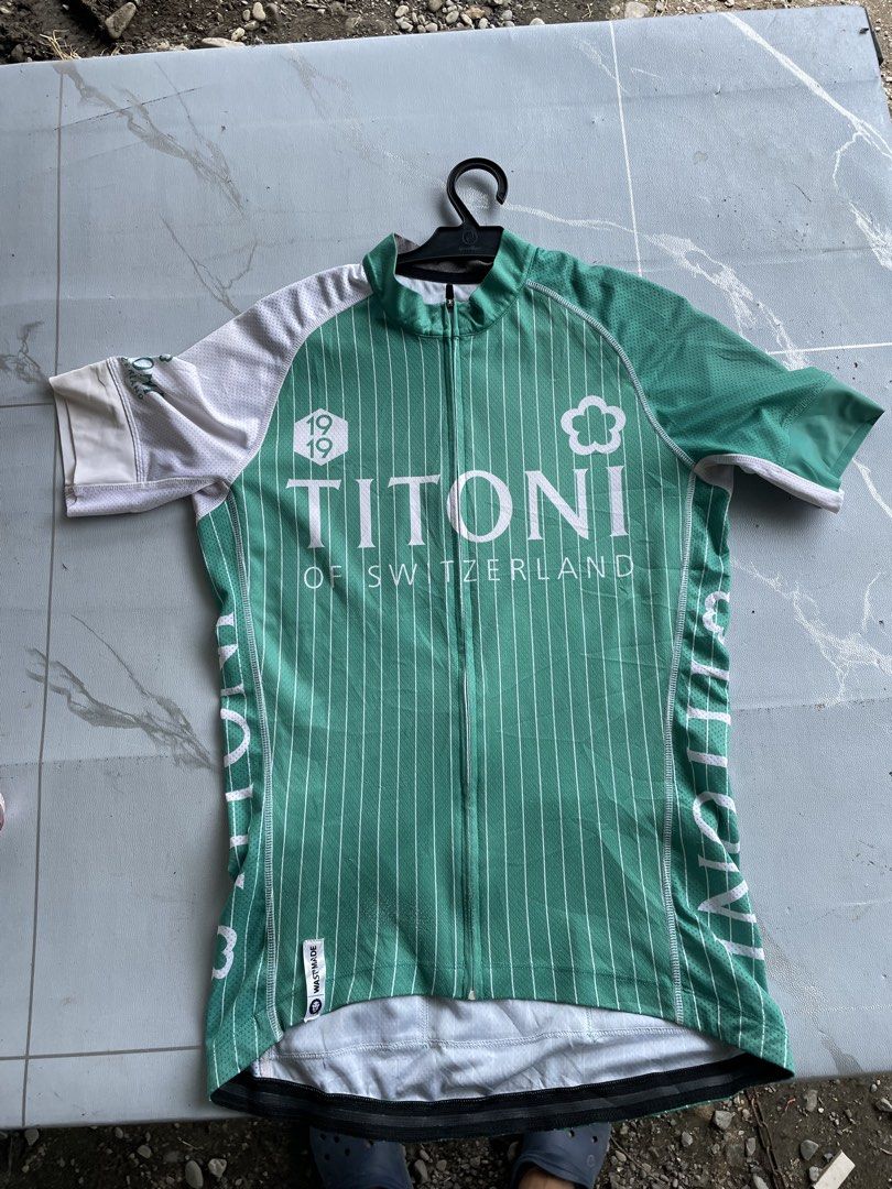 Wast cycling jersey (Category: Activewear) located in New Bataan. Submitted by rebisa.404 (Listing ID 1462908796, Image 1). Description: Wast cycling jersey (stretchable) M on tag 17 width 23 length No issue Need wash .