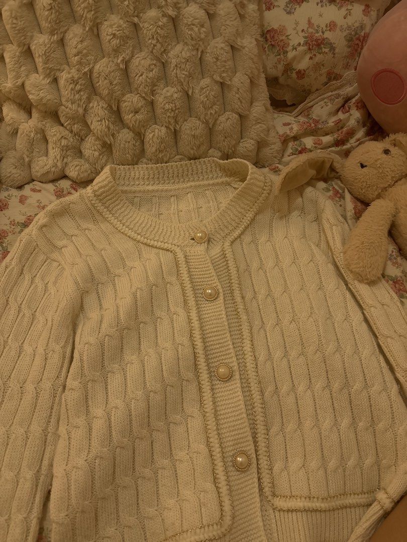 white knitted cardigan (Category: Coats, Jackets and Outerwear) located in Manila. Submitted by ellaineju58379 (Listing ID 1462972483, Image 3). Description: .