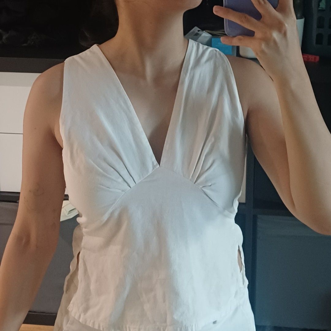 White Linen Tie V-neck Tank Top (Category: Blouses) located in Manila. Submitted by lovejdg (Listing ID 1462992565, Image 1). Description: bought at a bazaar :) linen fabric, has waist ties and side slits a fave! but i have to size up na 😭 best fit xs to semi m.