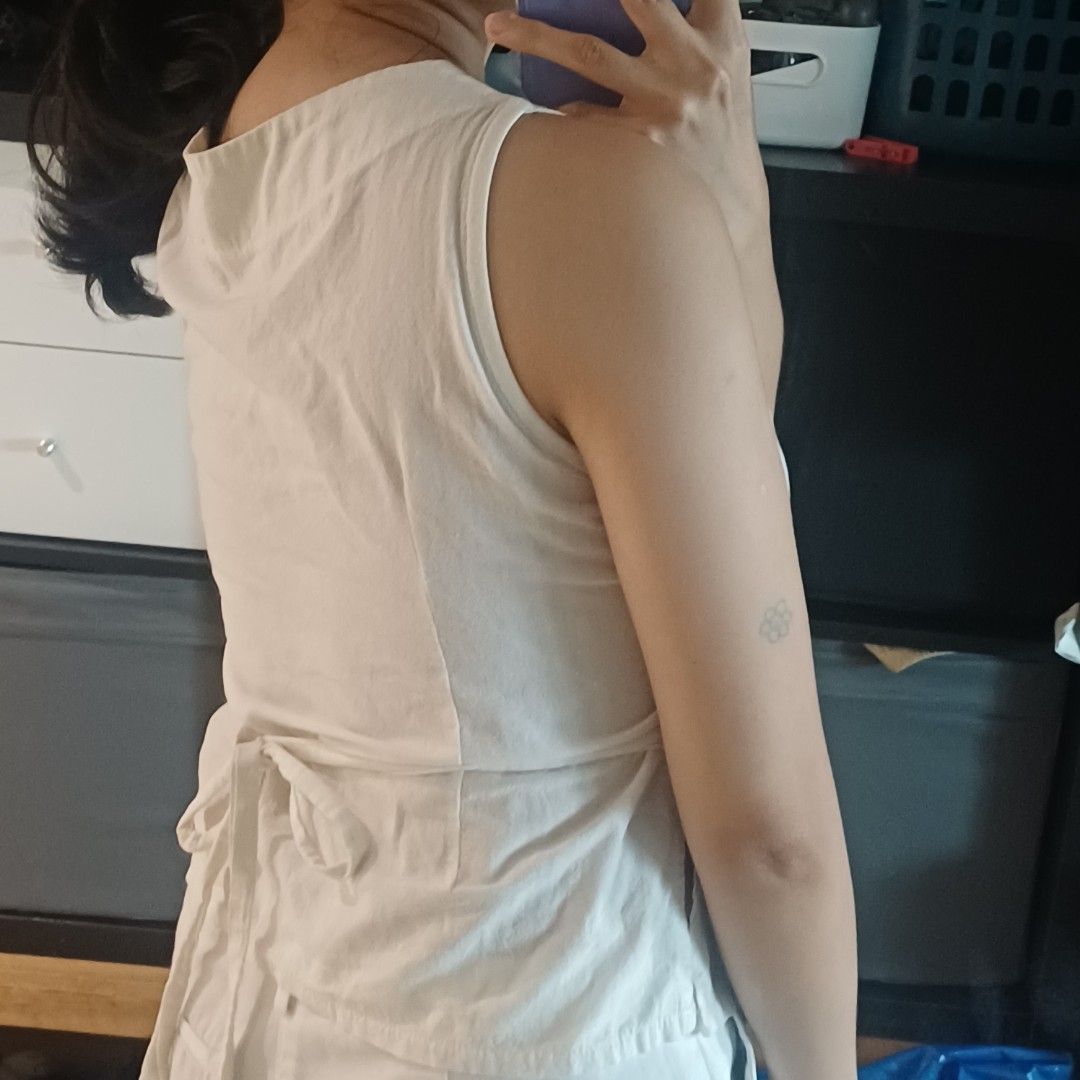 White Linen Tie V-neck Tank Top (Category: Blouses) located in Manila. Submitted by lovejdg (Listing ID 1462992565, Image 3). Description: bought at a bazaar :) linen fabric, has waist ties and side slits a fave! but i have to size up na 😭 best fit xs to semi m.