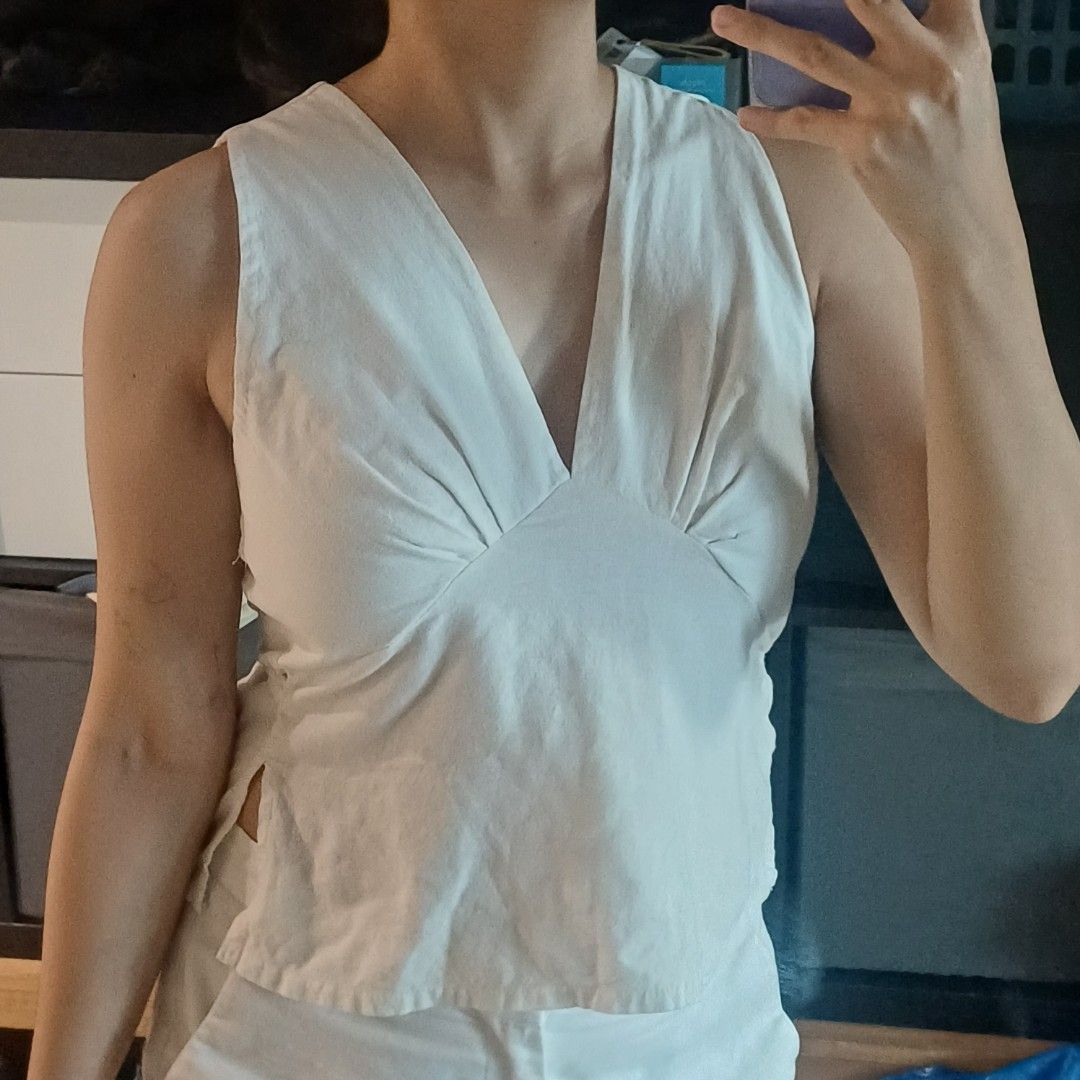 White Linen Tie V-neck Tank Top (Category: Blouses) located in Manila. Submitted by lovejdg (Listing ID 1462992565, Image 2). Description: bought at a bazaar :) linen fabric, has waist ties and side slits a fave! but i have to size up na 😭 best fit xs to semi m.