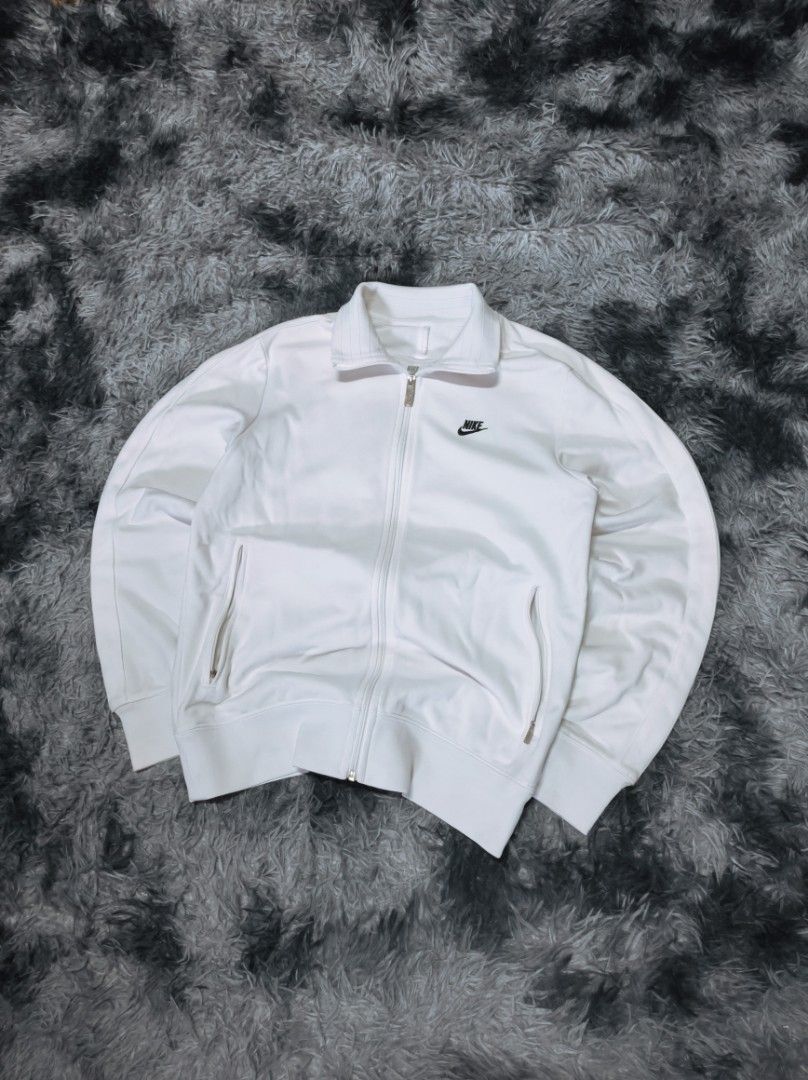 WHITE NIKE JACKET JERSEY ZIP UP (Category: Coats, Jackets and Outerwear) located in Taguig. Submitted by steeze_plug (Listing ID 1463086298, Image 2). Description: EXCELLENT Condition! No any issues Complete tags (authentic piece) ✅ 10/10 color rate (no stains / discolorations) 🤍✨ Working well zipper up Tight ribbings Liniss neto! 🙌🤍 Dimes: L 22.5 width 27 length 🚛 J&T/FLASH EXPRESS delivery ➤ (Payment must be processed first) 🛵 Can also do 