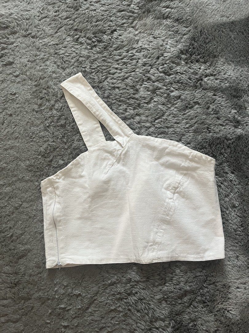 White One-Shoulder Linen Top (Category: Others Tops) located in Pasig City. Submitted by thecollective_ (Listing ID 1462887469, Image 1). Description: - White one-shoulder crop top - Linen or linen-blend fabric - Simple and chic design - Perfect for dressing up or down.