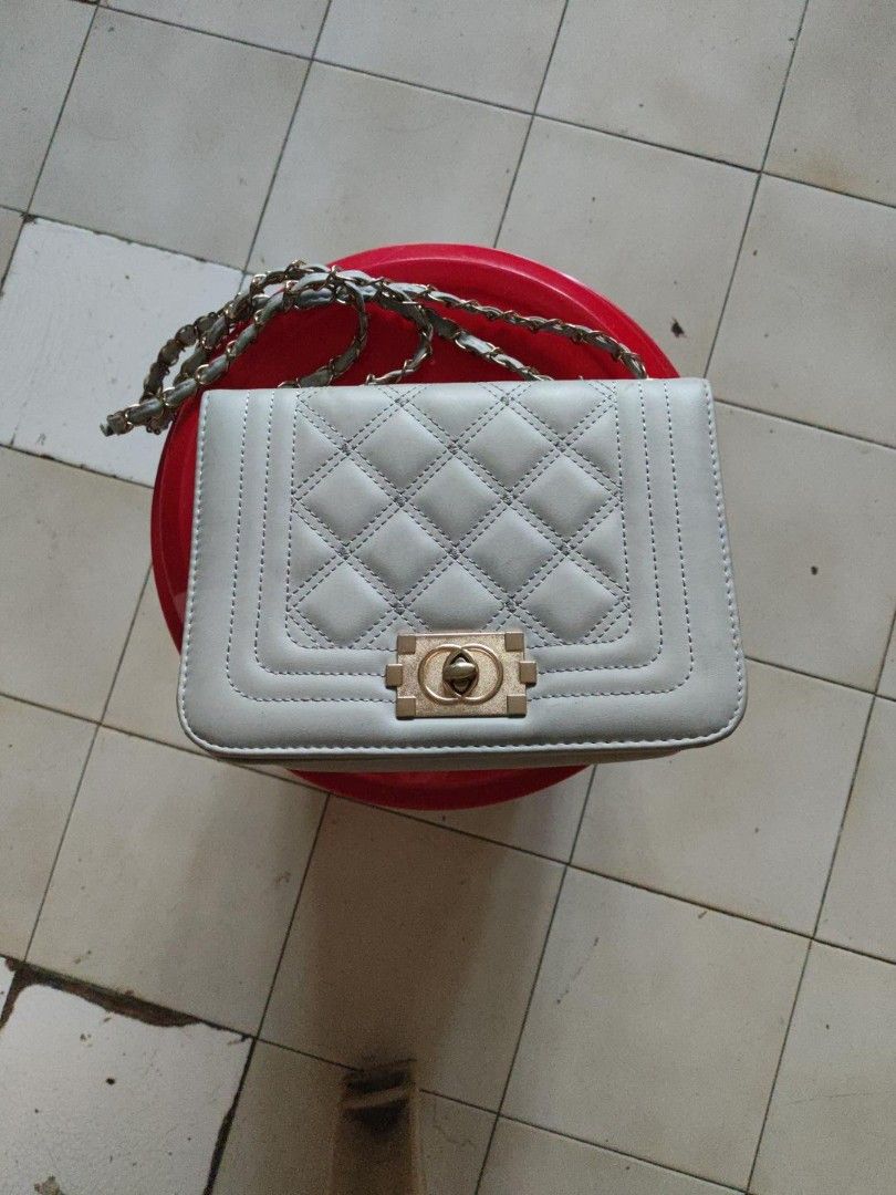 White quilted shoulder/crossbody bag (Category: Cross-body Bags) located in Manila. Submitted by warmshark.1ae1ea (Listing ID 1462971564, Image 1). Description: White quilted shoulder/crossbody bag Gold-tone chain strap and clasp With inner zipper pocket No brand Good pre-loved condition Minor signs of use, see photos.