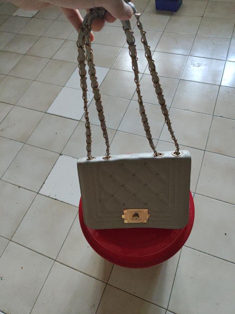 White quilted shoulder/crossbody bag (Category: Cross-body Bags) located in Manila. Submitted by warmshark.1ae1ea (Listing ID 1462971564, Image 2). Description: White quilted shoulder/crossbody bag Gold-tone chain strap and clasp With inner zipper pocket No brand Good pre-loved condition Minor signs of use, see photos.