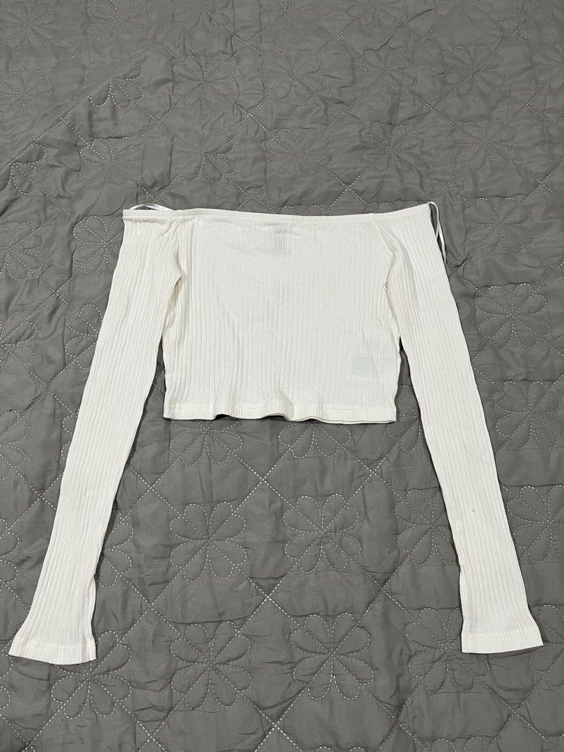 white ribbed off-shoulder long sleeve top (Category: Longsleeves) located in Quezon City. Submitted by reesedeclutters (Listing ID 1462939538, Image 1). Description: - brand: Divided by H&M.