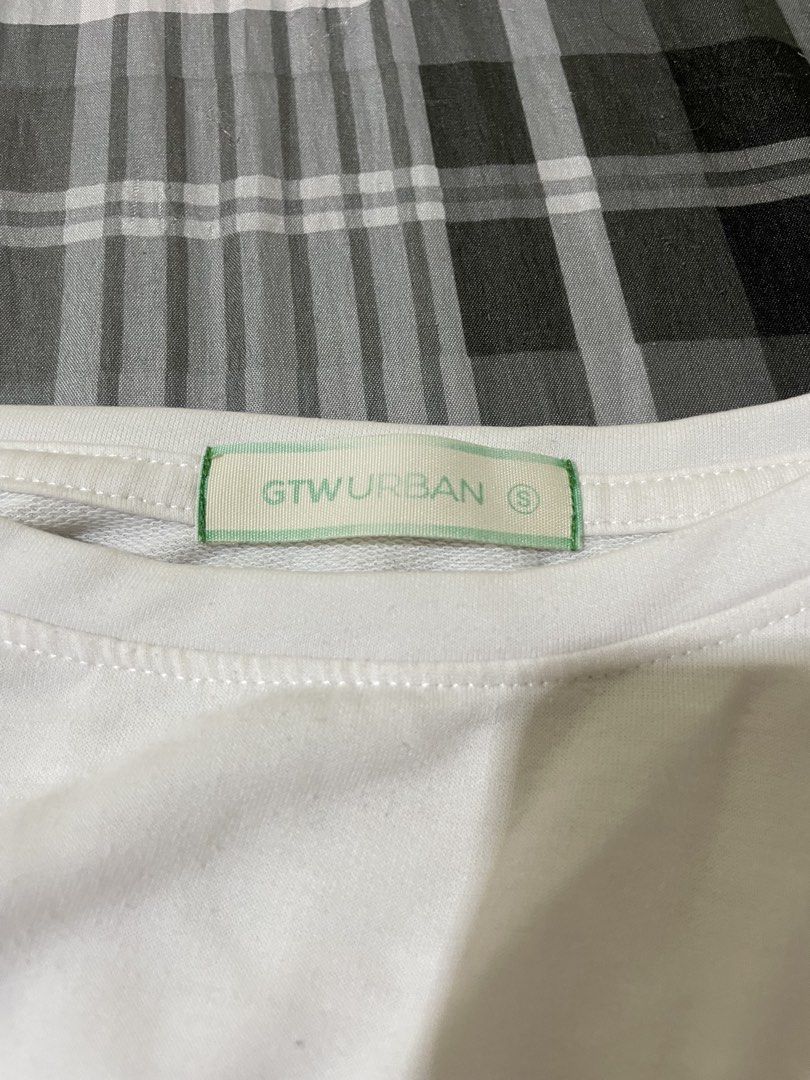 White Sweater (SM) (Category: Coats, Jackets and Outerwear) located in Bulacan. Submitted by ohyul.06 (Listing ID 1463001004, Image 3). Description: bought at SM department store, see issue sa pic.