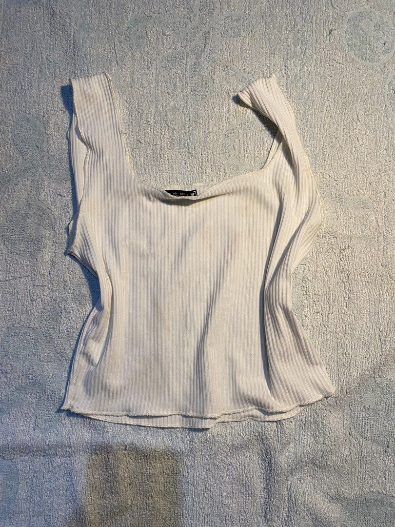 White Tops (Category: Sleeveless) located in Mapandan. Submitted by elavee (Listing ID 1463086459, Image 2). Description: ₱39 each .