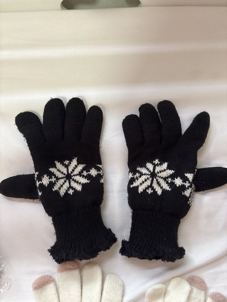 Winter Gloves (Category: Gloves) located in Singapore. Submitted by itspheeebs (Listing ID 1463005608, Image 3). Description: Clearing winter gloves, take all at $10 + free postage all bought in Korea (Seoul / Busan).