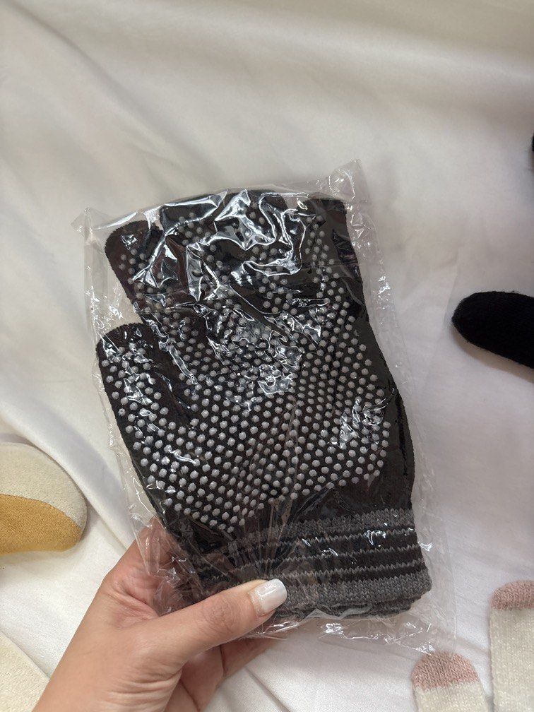 Winter Gloves (Category: Gloves) located in Singapore. Submitted by itspheeebs (Listing ID 1463005608, Image 2). Description: Clearing winter gloves, take all at $10 + free postage all bought in Korea (Seoul / Busan).
