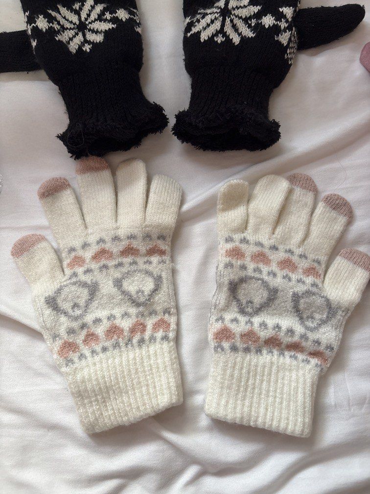 Winter Gloves (Category: Gloves) located in Singapore. Submitted by itspheeebs (Listing ID 1463005608, Image 4). Description: Clearing winter gloves, take all at $10 + free postage all bought in Korea (Seoul / Busan).